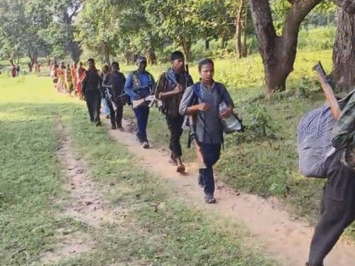 छत्तीसगढ़  के बीजापुर में 130 नक्सलियों ने  हथियार डालकर  किया सरेंडर