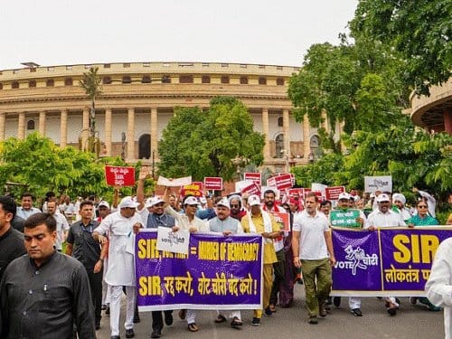सुप्रीम कोर्ट  ने चुनाव आयोग को  SIR प्रक्रिया  पर जानकारी पेश करने का निर्देश दिया