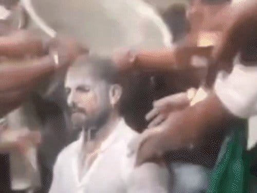 खेसारी लाल यादव  मंच पर दूध से नहाए,  राजद चुनावी गीत  का लॉन्च