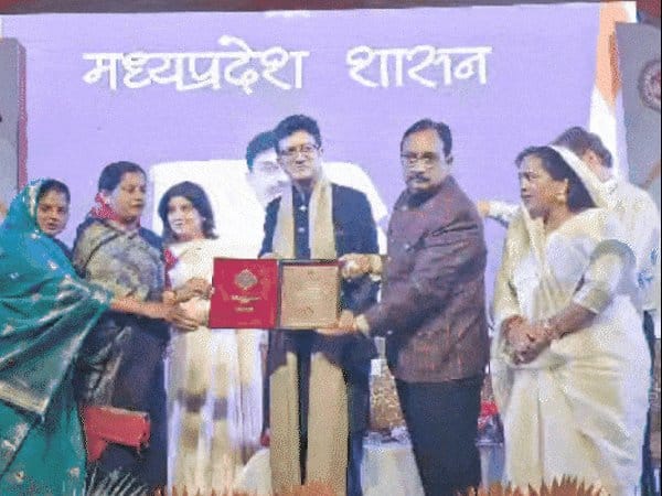 प्रसून जोशी  को मिला  राष्ट्रीय किशोर कुमार अलंकरण