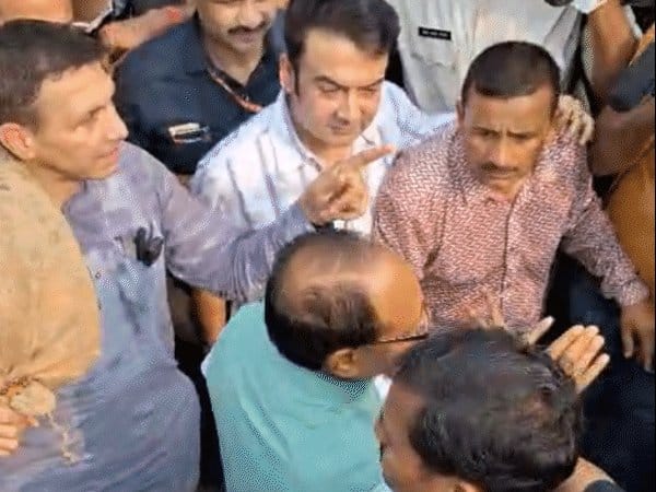 जीतू पटवारी प्रदर्शन  पर शिवराज का जवाब: गेहूं का बोरा लेकर आए थे