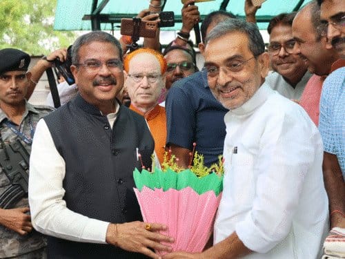 बिहार चुनाव  में सीट शेयरिंग पर विवाद, मांझी और कुशवाहा की नाराजगी