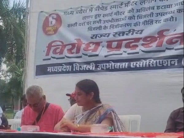स्मार्ट मीटर  के विरोध में भोपाल में प्रदर्शन; उपभोक्ताओं ने रखीं  11 मांगें