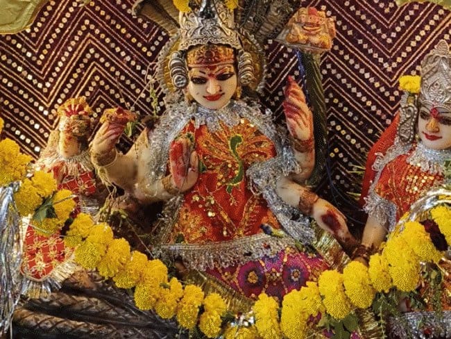 रतलाम के महालक्ष्मी मंदिर  में नोटों और आभूषणों से भव्य सजावट