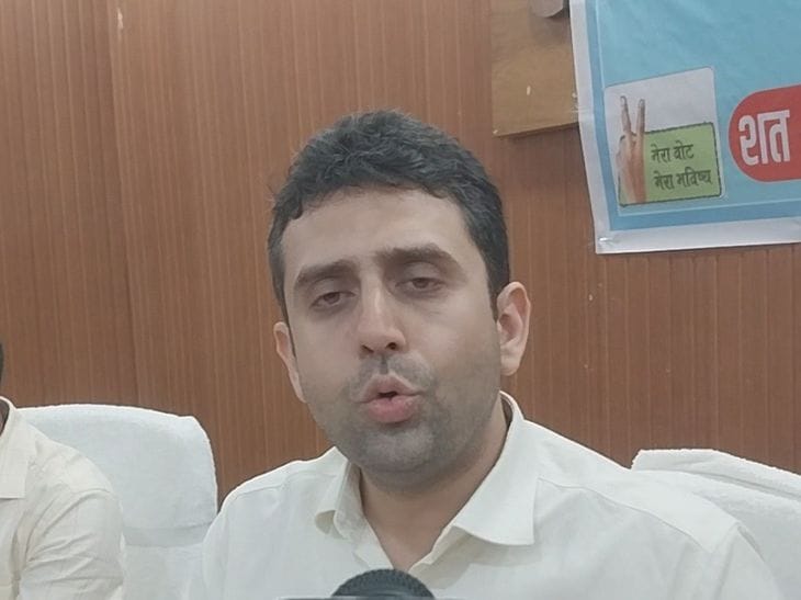सीतामढ़ी में 'होम वोटिंग'  योजना: बुजुर्ग और दिव्यांगों को घर बैठे मतदान सुविधा