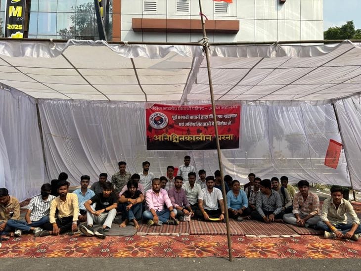 ABVP का धरना  32 घंटे से जारी, मंत्री का पुतला जलाने की चेतावनी