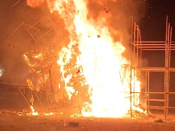 उज्जैन दशहरा मैदान में 101 फीट ऊंचा रावण का पुतला गिरा, दो घायल