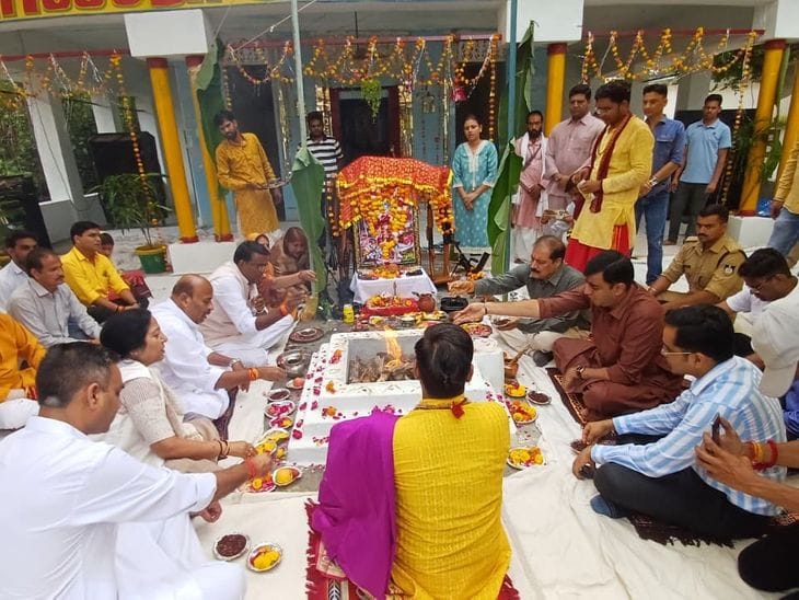 छतरपुर में शस्त्र पूजन  के साथ विजयादशमी का भव्य आयोजन