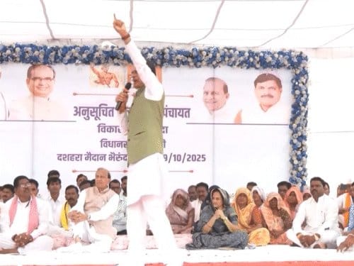 शिवराज सिंह चौहान  ने आदिवासियों के नोटिस पर जताई नाराजगी, अफसरों पर बरसे