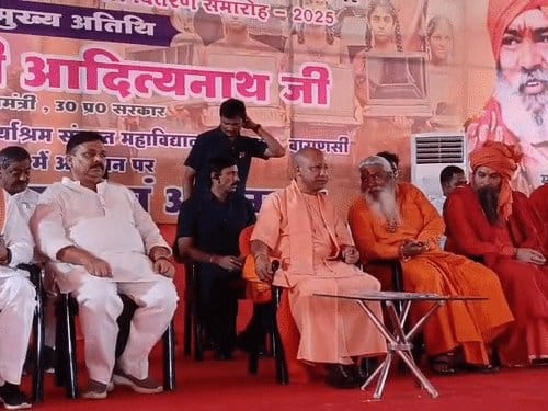 वाराणसी में योगी  ने सफाई कर्मियों पर फूल बरसाए, सिलाई मशीन और लैपटॉप बांटे