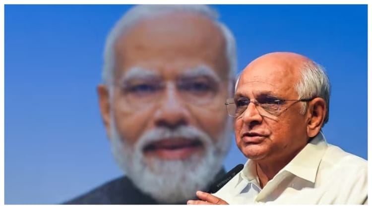 गुजरात में मंत्रिपरिषद  का शपथ ग्रहण, रिवाबा जाडेजा और अर्जुन मोढवाडिया मंत्री बने