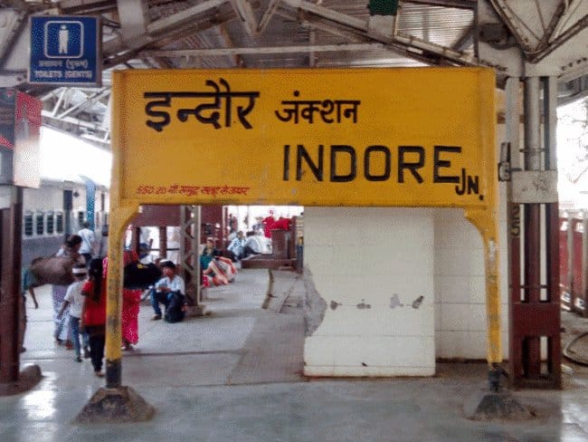 दिल्ली-इंदौर एक्सप्रेस  में धुआं, यात्रियों में मचा हड़कंप