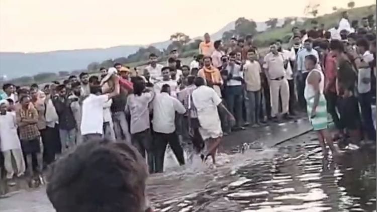खंडवा में बड़ा हादसा , ट्रैक्टर-ट्रॉली नदी में गिरी, 11 की मौत