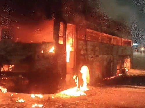 लखनऊ में एक्सप्रेस-वे पर बस में भयंकर आग