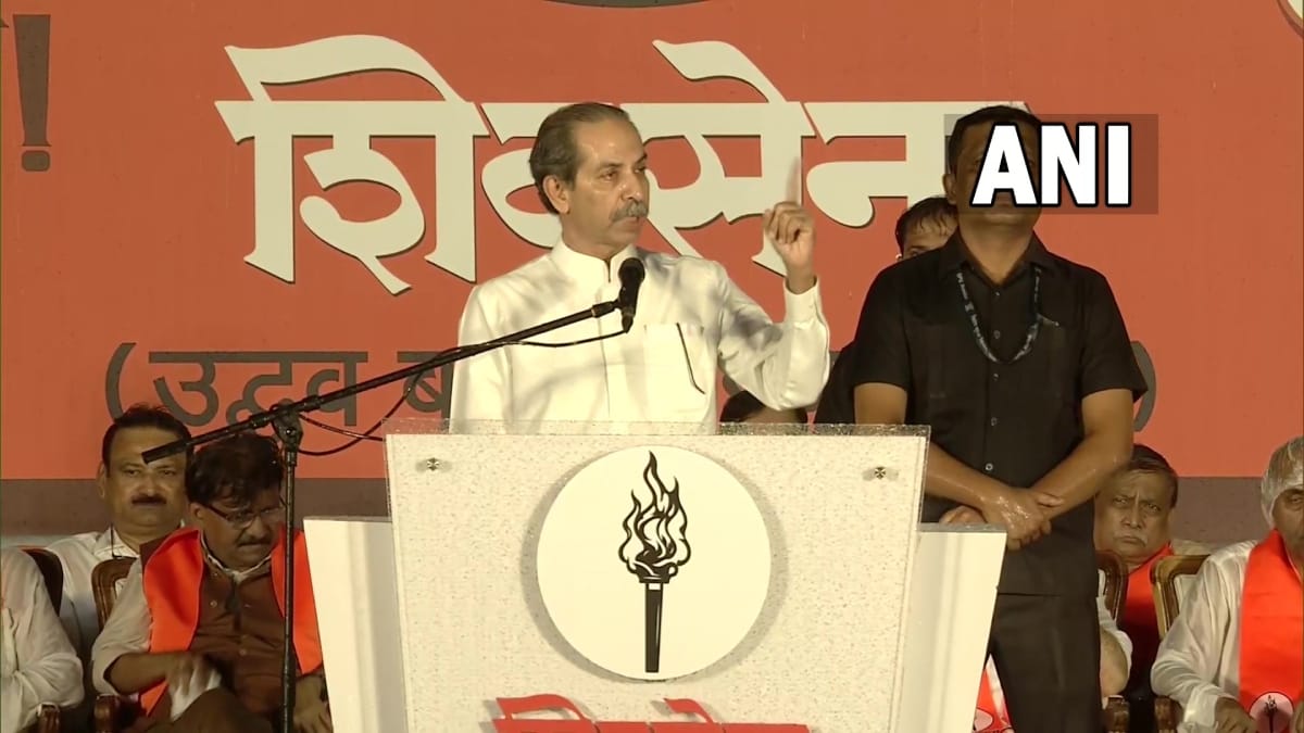 उद्धव ठाकरे  ने दशहरा रैली में  महाराष्ट्र सरकार  पर जमकर निशाना साधा