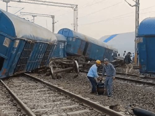 राजस्थान में मालगाड़ी हादसा : 36 डिब्बे पटरी से उतरे, राहत कार्य जारी