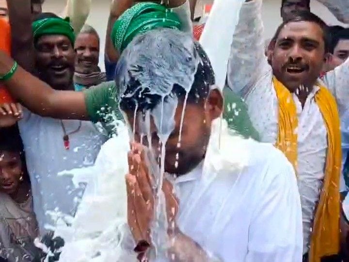 कांग्रेस प्रत्याशी शिवप्रकाश गरीबदास  का दो क्विंटल दूध से अभिषेक