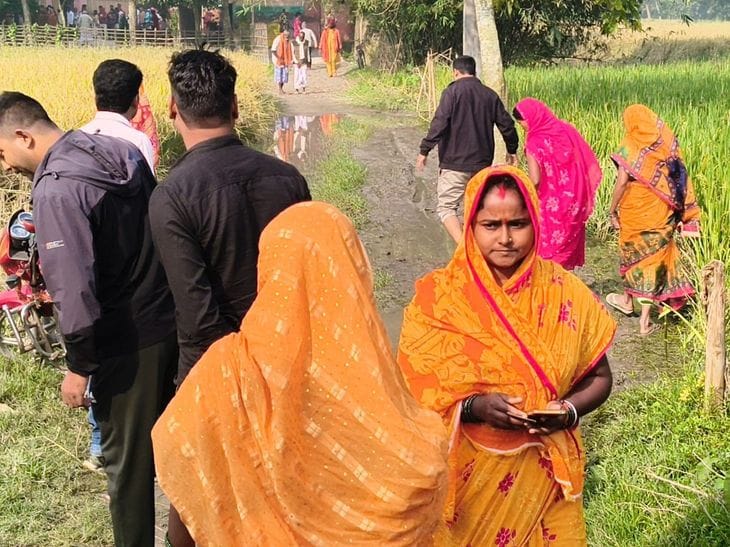 नरपतगंज में  कीचड़ भरे रास्ते  से मतदान करने पहुंचे मतदाता