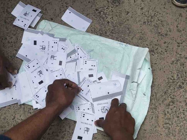पूर्वी चंपारण के मतदान केंद्र पर मिली पर्चियां