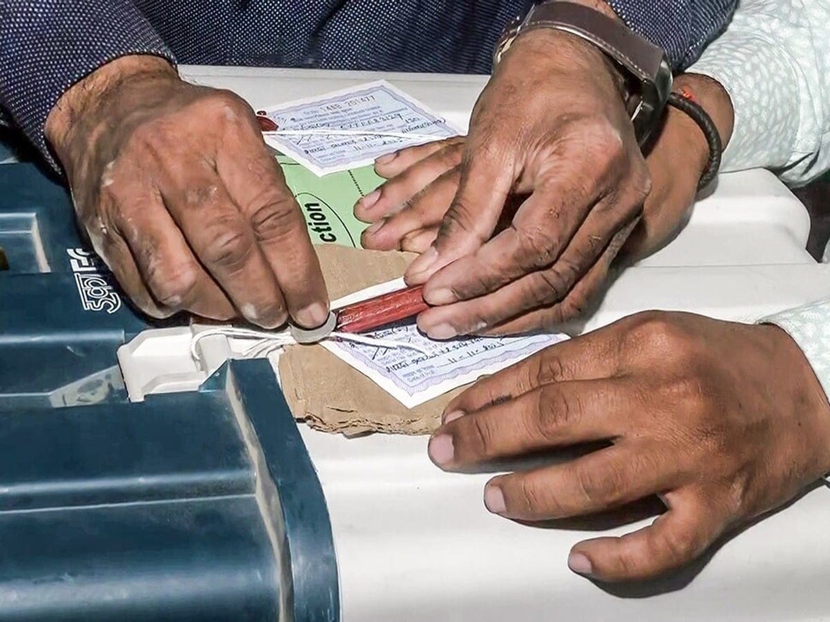 बिहार चुनाव 2025  में बदली गई वीवीपैट मशीनों पर नई गिनती प्रक्रिया लागू
