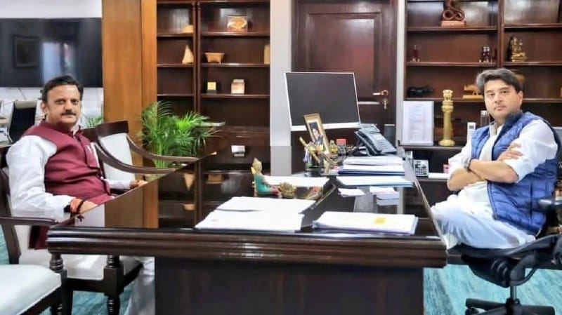दिल्ली। केंद्रीय मंत्री ज्योतिरादित्य सिंधिया से  मध्यप्रदेश के उपमुख्यमंत्री राजेंद्र शुक्ला ने  मुलाकात की