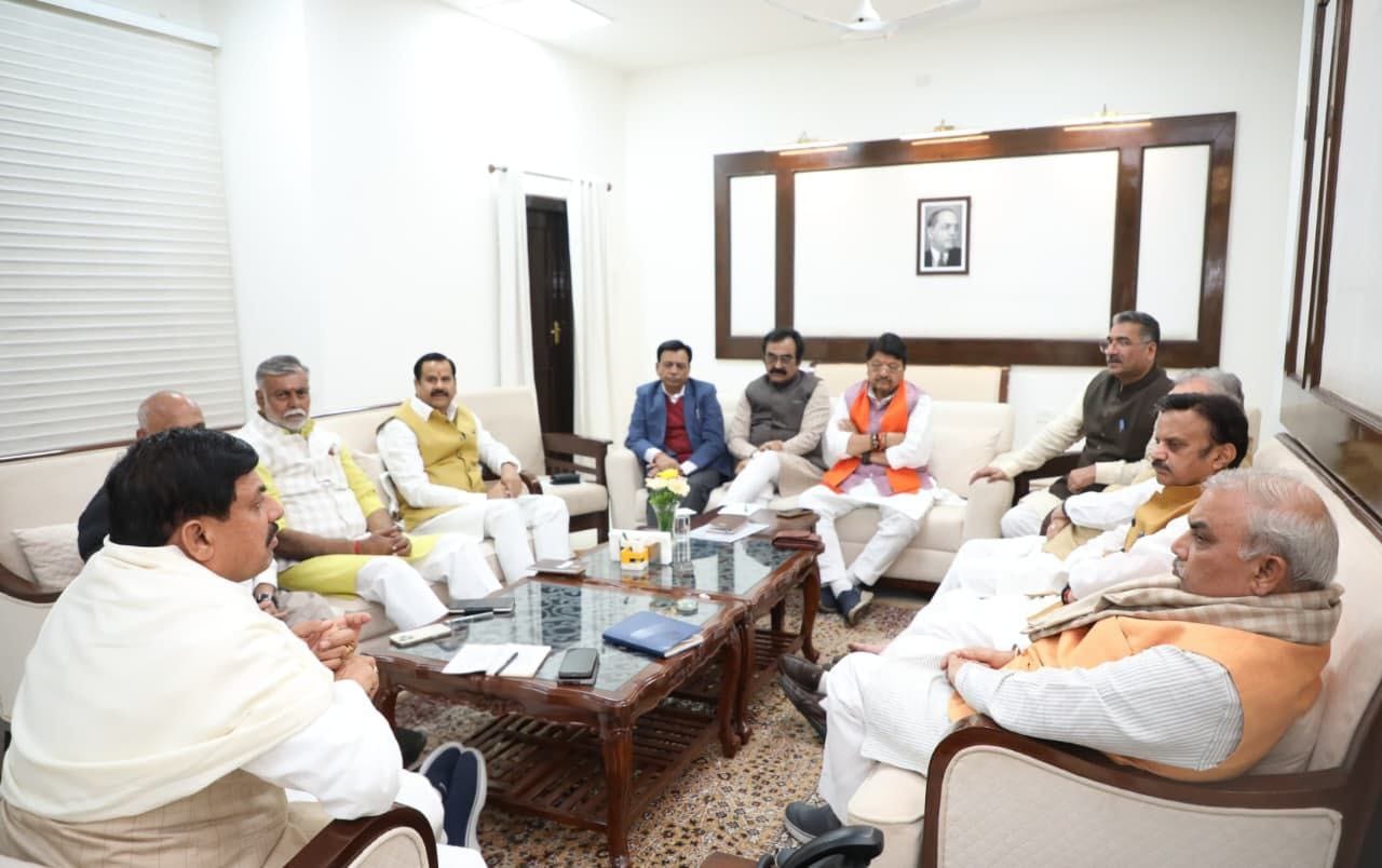 मुख्यमंत्री निवास में गुरुवार को मुख्यमंत्री डॉ मोहन यादव और प्रदेश भारतीय जनता पार्टी के अध्यक्ष  हेमंत खंडेलवाल के साथ पार्टी के बड़े नेताओं की बैठक संपन्न हुई।
