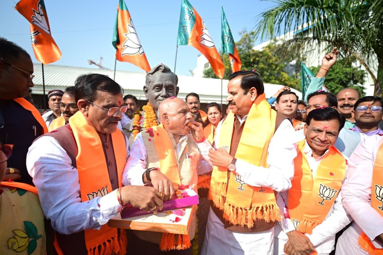 भारतीय जनता पार्टी की जीत का जश्न मनाते हुए मध्य प्रदेश की राजधानी भोपाल के बीजेपी दफ्तर में प्रदेश अध्यक्ष हेमंत खंडेलवाल को मिठाई खिलाते हुए प्रदेश प्रभारी महेंद्र सिंह और पूर्व प्रदेश अध्यक्ष सांसद  विष्णुशर्मा( फोटो ए एन चौकसे)