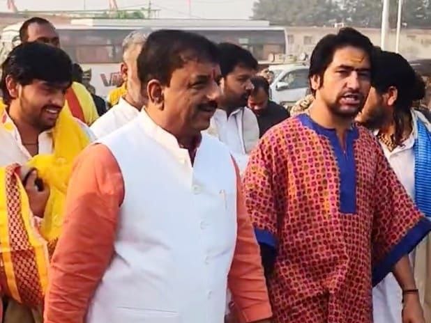 पंडित धीरेंद्र शास्त्री की सनातन यात्रा में शामिल हुए भोपाल सांसद पंडित आलोक शर्मा