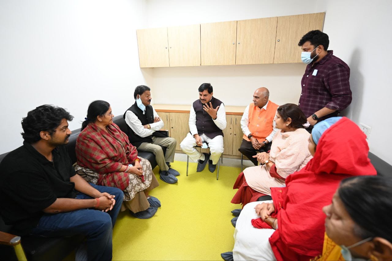 मुख्यमंत्री डॉ मोहन यादव ने प्रदेश अध्यक्ष हेमंत खंडेलवाल के साथ दिल्ली पहुंचकर मेदांता अस्पताल में भर्ती भाजपा नेता मुकेश चतुर्वेदी के परिवार के सदस्यों के साथ   मुलाकात  कर स्वास्थ्य की जानकारी ली,