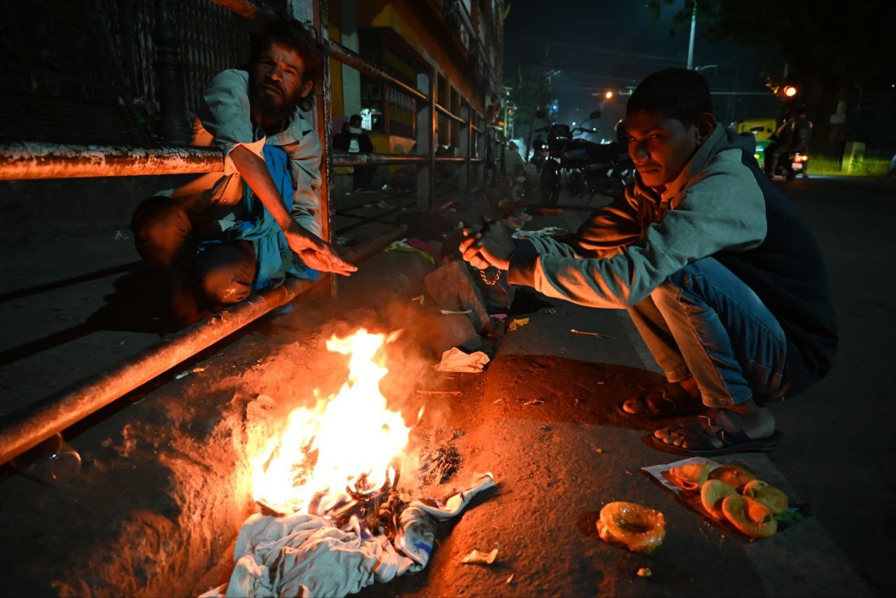 राजधानी भोपाल में सर्दी की दस्तक ठंड से बचने के लिए अलाव का सहारा लेते (फोटो ए. एन. चौकसे)
