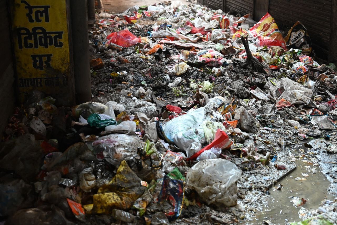 राजधानी भोपाल में कर्मचारियों की हड़ताल के कारण कचरो की रंगीन लगे हुए (फोटो ए .एन चौकसे)