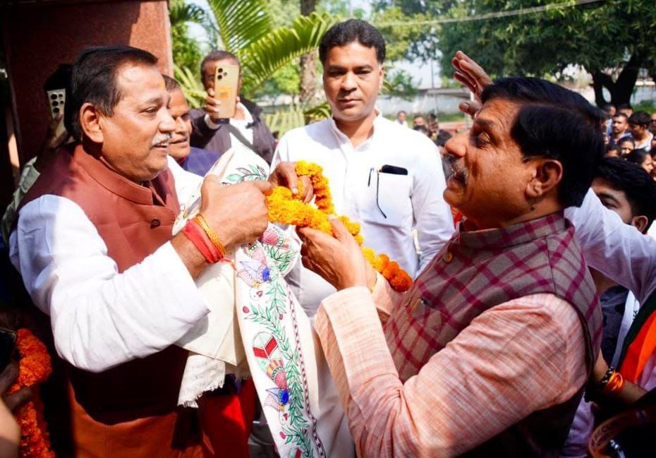 सीतामढ़ी बिहार डर के दौरान मध्य प्रदेश के मुख्यमंत्री डॉ मोहन यादव ने मध्य प्रदेश के पूर्व प्रदेश अध्यक्ष स्वर्गीय प्रभात झा के भाई प्रदीप झा  आत्मीय अभिवादन कर उनका स्वागत किया, प्रचार के दौरान दोनों एक कर में रवाना हुए