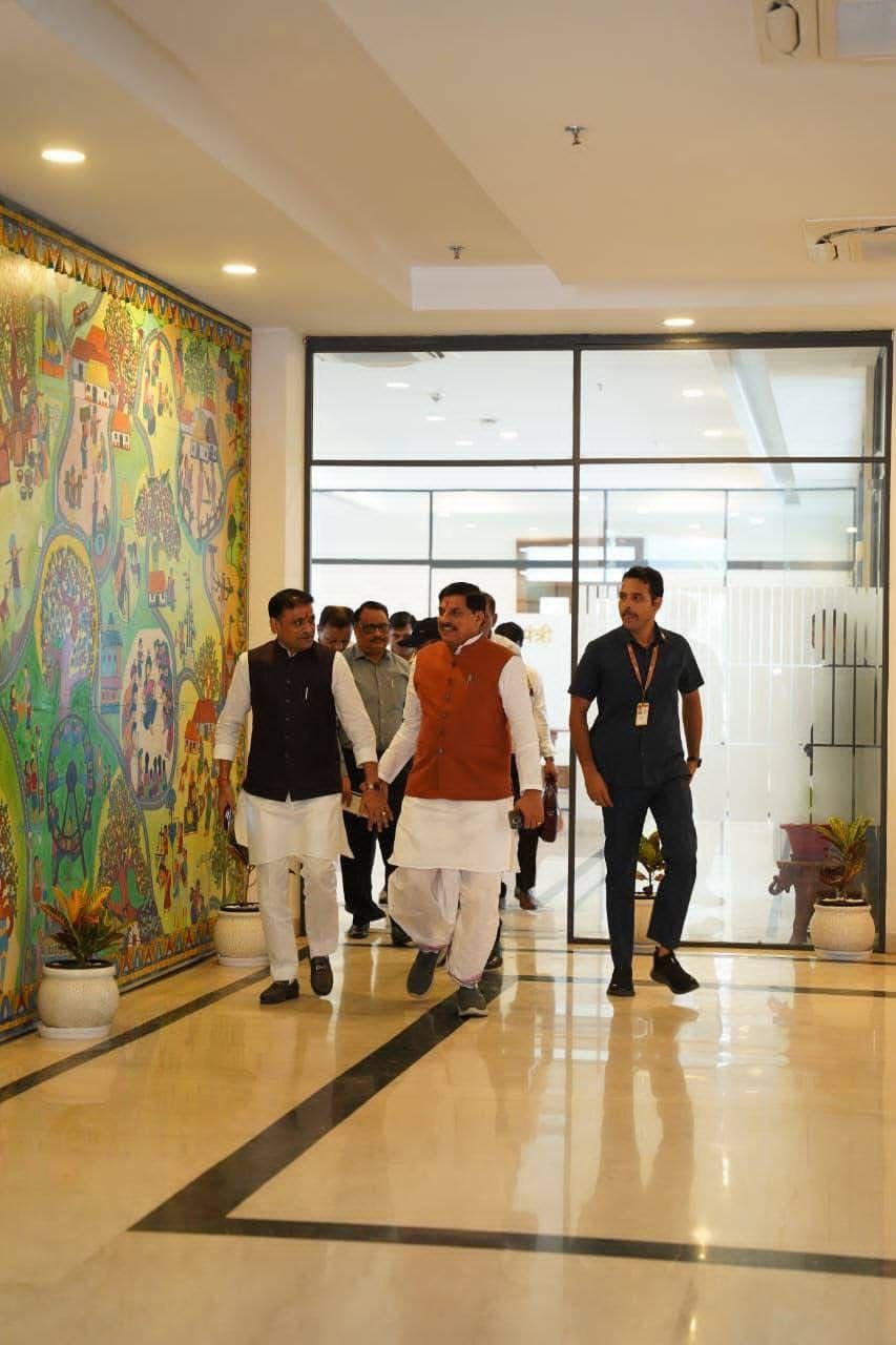 ओ दूर के मुसाफिर हमको भी साथ ले ले हम रह गए अकेले..