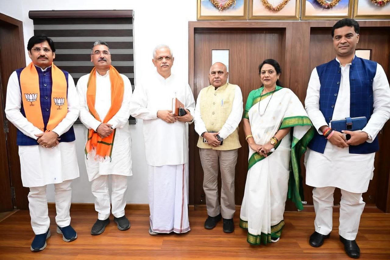 प्रदेश भाजपा अध्यक्ष हेमंत खंडेलवाल की टीम के संगठन महामंत्री हिदानंद शर्मा के साथ तीन महामंत्री ,राहुल कोठारी, सुमेर सिंह लता वानखेड़ेकी राष्ट्रीय संगठन महामंत्री  बी एल संतोष से मुलाकात
