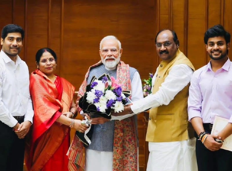 बेटी के ब्याह की चिट्ठी देने पीएम नरेंद्र मोदी से मिलने पहुंचे एससी मोर्चा के अध्यक्ष लाल सिंह आर्य