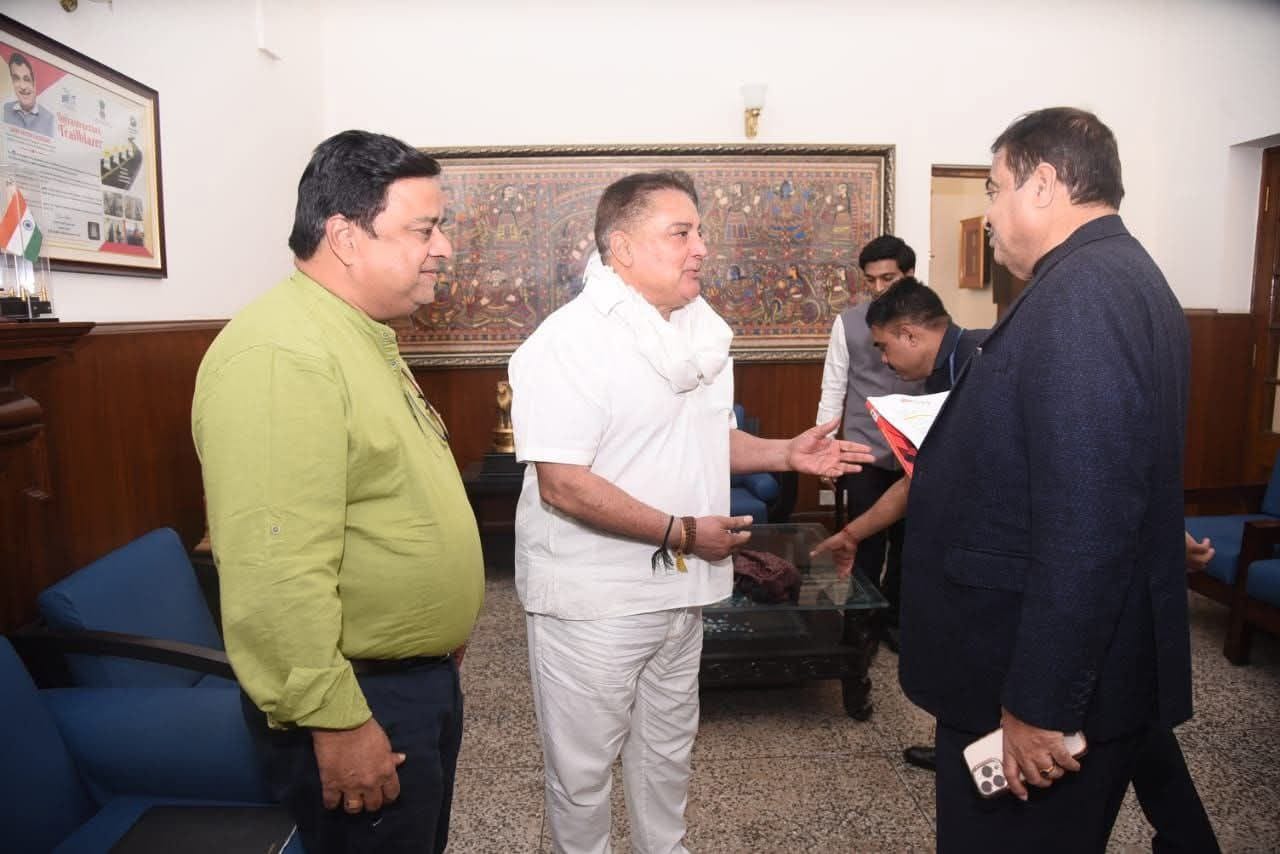 अभिनेता राजा बुंदेला ने केंद्रीय मंत्री  नितिन गडकरी से भेंट की एवं खजुराहो अन्तरराष्ट्रीय फिल्म महोत्सव 16 दिसम्बर से 22 दिसम्बर के लिये आमन्त्रण दिया।  गडकरी ने  20 से 22 दिसम्बर में किसी दिन भी आने का वादा किया