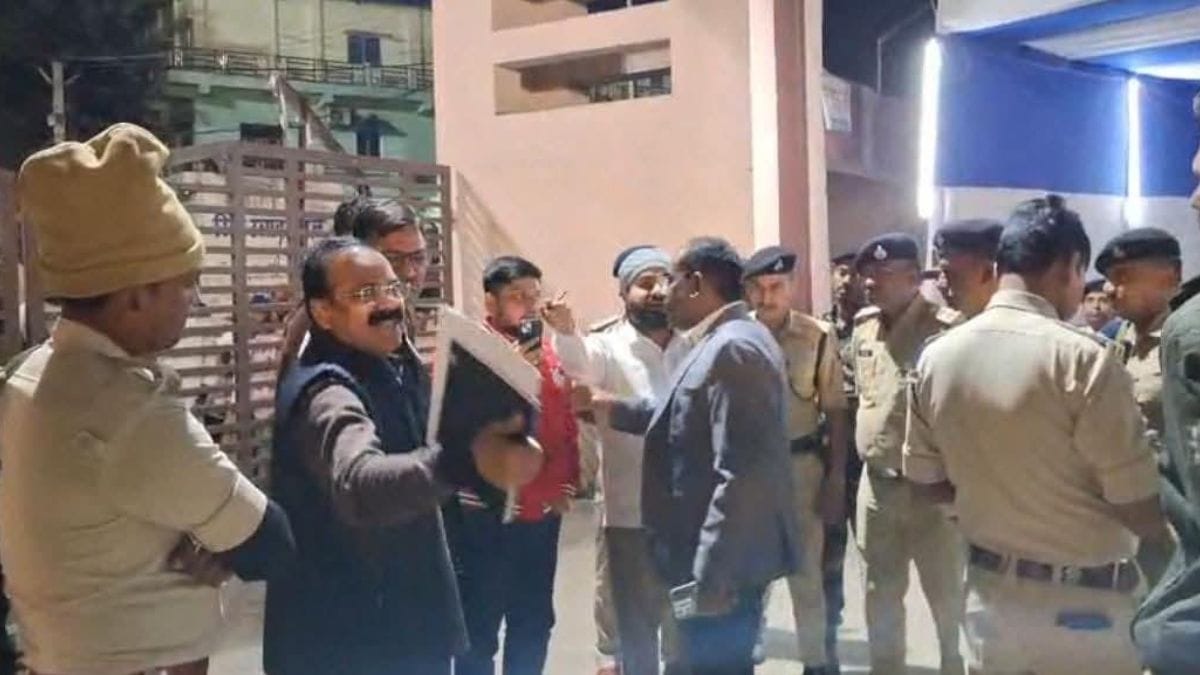 बिहार चुनाव 2025: सासाराम वज्र गृह में हंगामा, राजद प्रत्याशी धरने पर बैठे