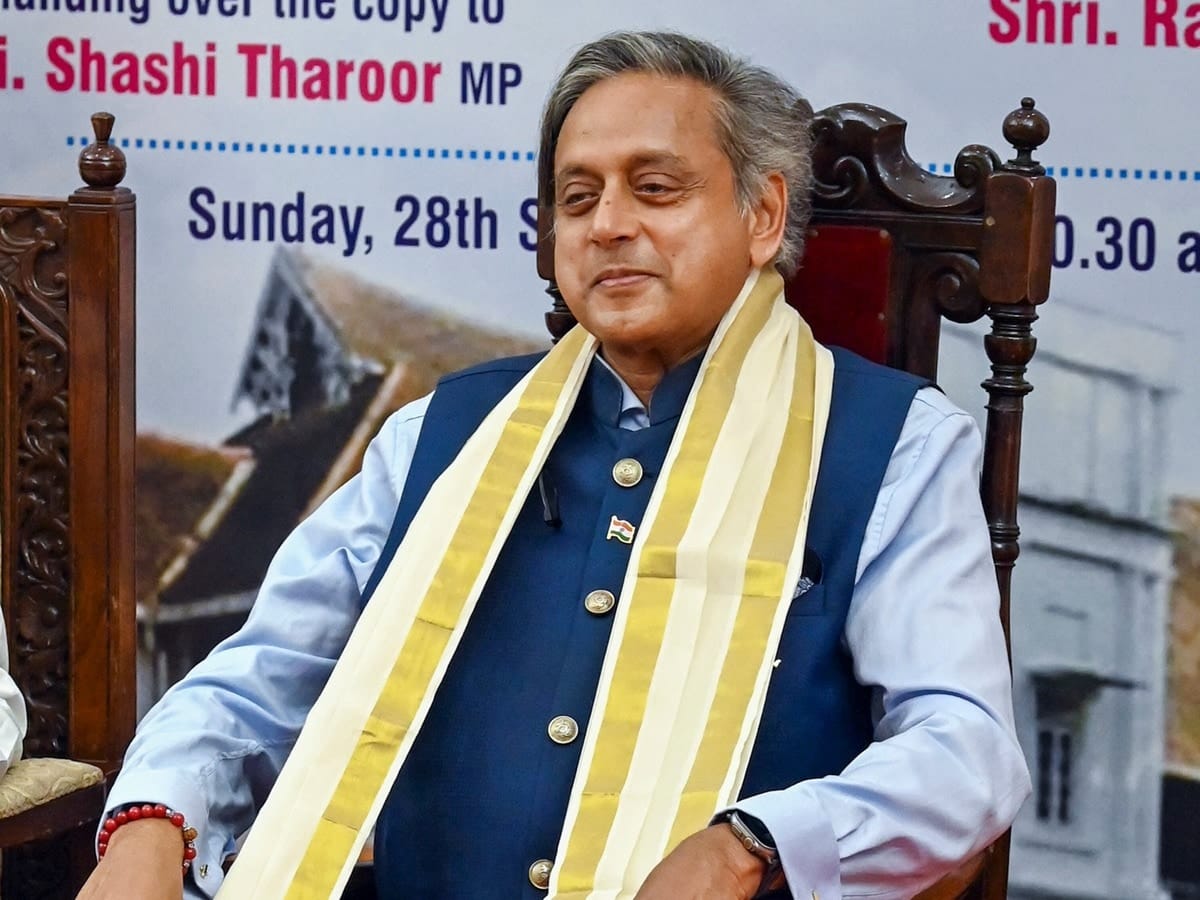 शशि थरूर  ने कांग्रेसियों को दी  सहयोग  की सीख