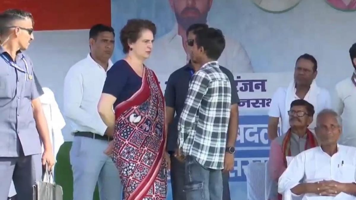 प्रियंका गांधी ने युवा को मंच  पर बुलाकर की खास बातचीत