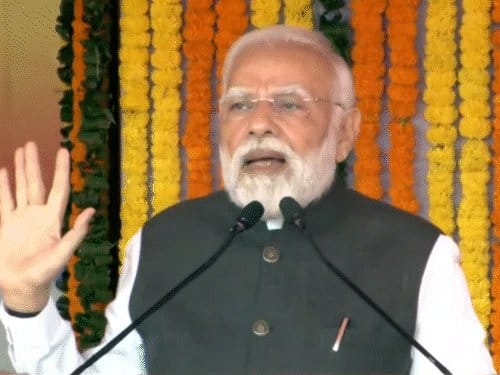 वाराणसी से मोदी  ने 4 वंदे भारत ट्रेनों को दिखाई हरी झंडी