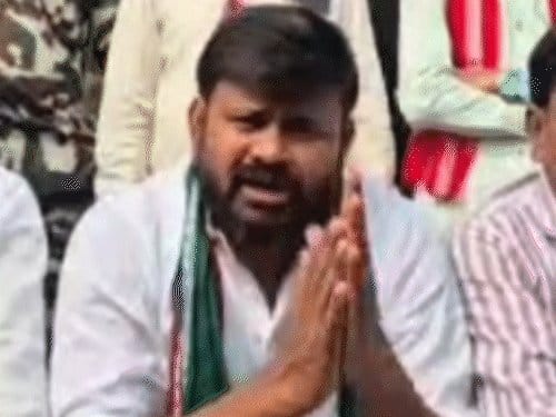 बक्सर में मनोज तिवारी के रोड शो  पर ‘लालू जिंदाबाद’ के नारे, सियासत गरमाई