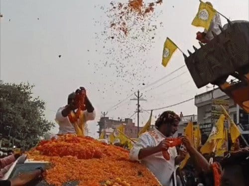 प्रशांत किशोर  का एकमा में 25 किमी लंबा रोड शो, NDA-महागठबंधन पर बरसे