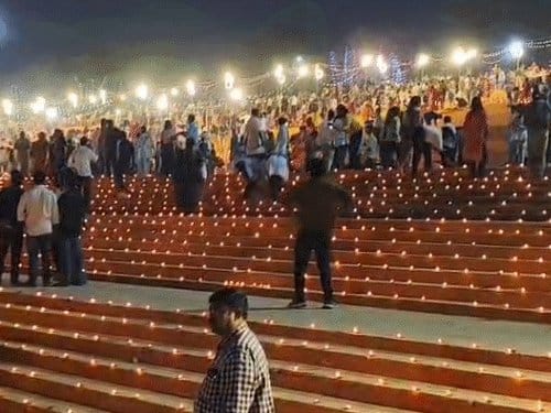 प्रयागराज संगम  पर देव दीपावली का भव्य आयोजन,  5 लाख दीये  जगमगाए
