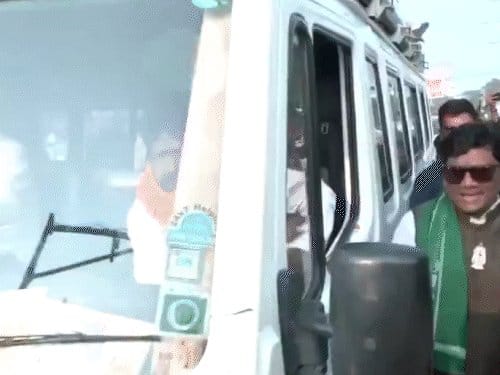 बिहार चुनाव  में लालू यादव का रोड शो, राहुल ने नीतीश पर किया हमला