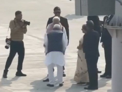 नीतीश के पैर छूने पर इमोशनल हुए पीएम मोदी