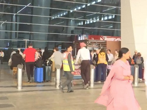 दिल्ली एयरपोर्ट  पर 300 फ्लाइट्स लेट, ATC खराबी