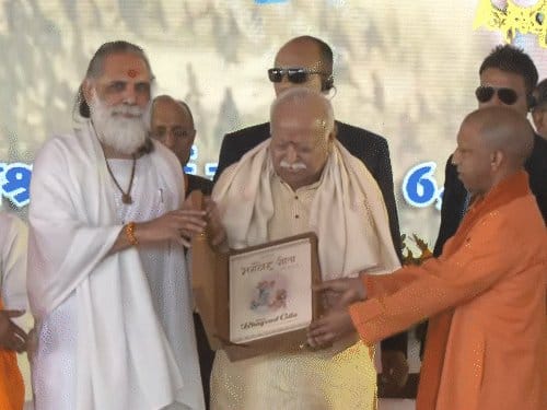 लखनऊ में भागवत और योगी  ने गीता उत्सव में साझा किया मंच