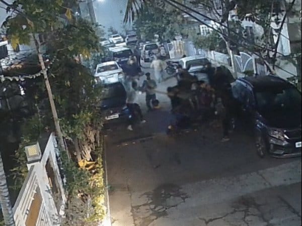 भोपाल में 4 युवकों  पर लाठी-डंडों से हमला, कार एक्सीडेंट के बाद विवाद