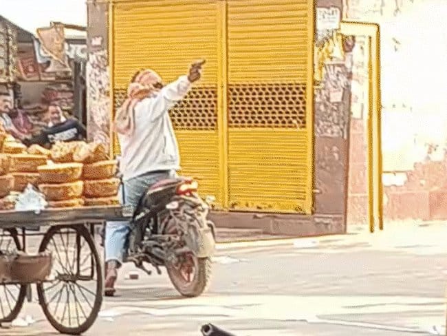 ग्वालियर सदर बाजार  में बदमाशों की अंधाधुंध फायरिंग से दहशत का माहौल