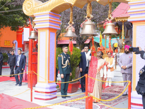 राष्ट्रपति मुर्मू  कैंची धाम पहुंचीं,  कुमाऊं विश्वविद्यालय  के दीक्षांत समारोह में होंगी शामिल